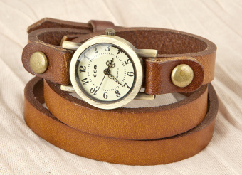 часы на длинном ремешке (коричневые)