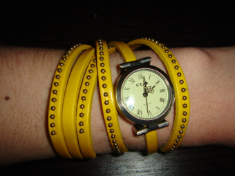 Часы на длинном ремешке (желтые)